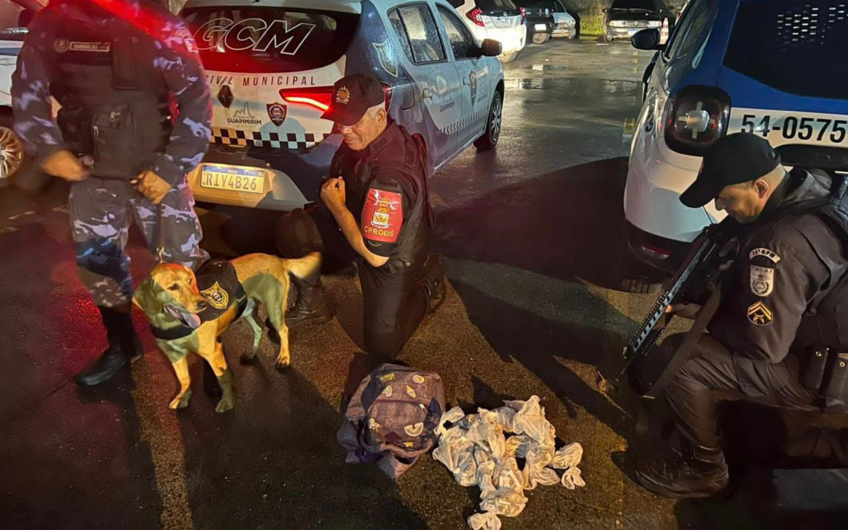 Agentes do 34º BPM, do Proeis e da Guarda Civil Municipal de Guapimirim mostram o material apreendido junto com o cão farejador Fred