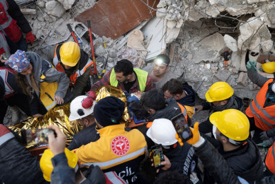 Resgatada após 100 horas sob escombros, mulher turca tem morte confirmada