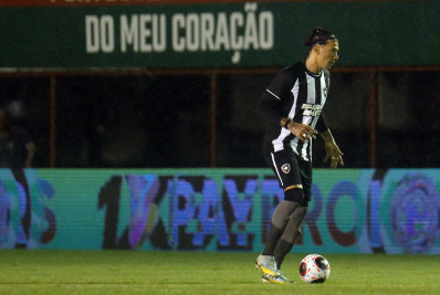 Victor Cuesta não treina e vira dúvida para clássico contra o Flamengo