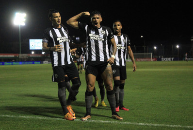 Botafogo vence o Bangu e assume a liderança provisória do Campeonato Carioca