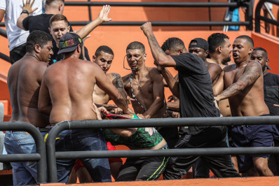Torcedores brigam no Estádio Laranjão antes de Nova Iguaçu x Portuguesa