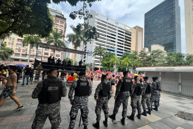 PM usa detector de metal para reforçar policiamento em blocos carnavalescos no Rio