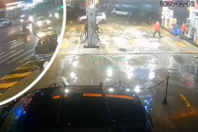 Vídeo mostra momento que motorista de ônibus perde controle e invade posto de gasolina 