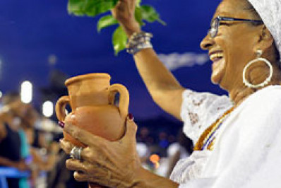 Integrantes de escolas de samba se reúnem para tradicional lavagem da Marquês de Sapucaí