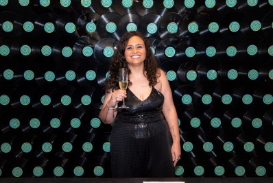 Em carreira solo, Luiza Martins assina com a Som Livre e apresenta novidades para 2023