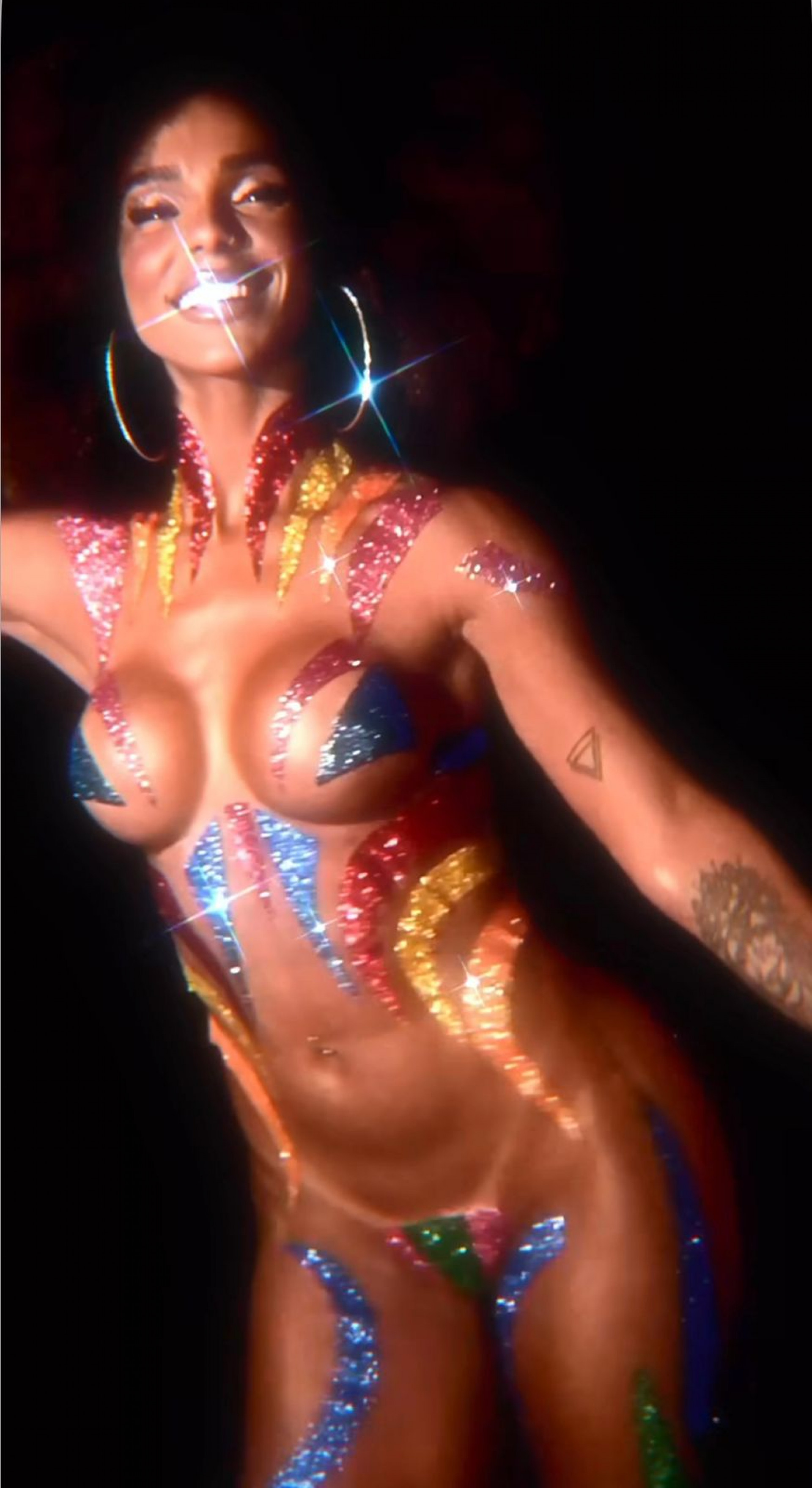 Brunna Gon&ccedil;alves como  Globeleza no Baile da Vogue