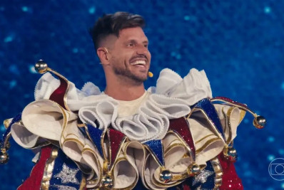 Fernando Fernandes é desmascarado no 'The Masked Singer Brasil'