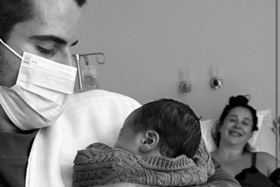 Enzo Celulari comemora o nascimento do irmão caçula, Luca: 'Te amamos'