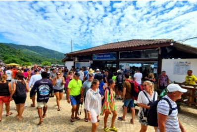 Navios com mais de 9.500 turistas em Angra