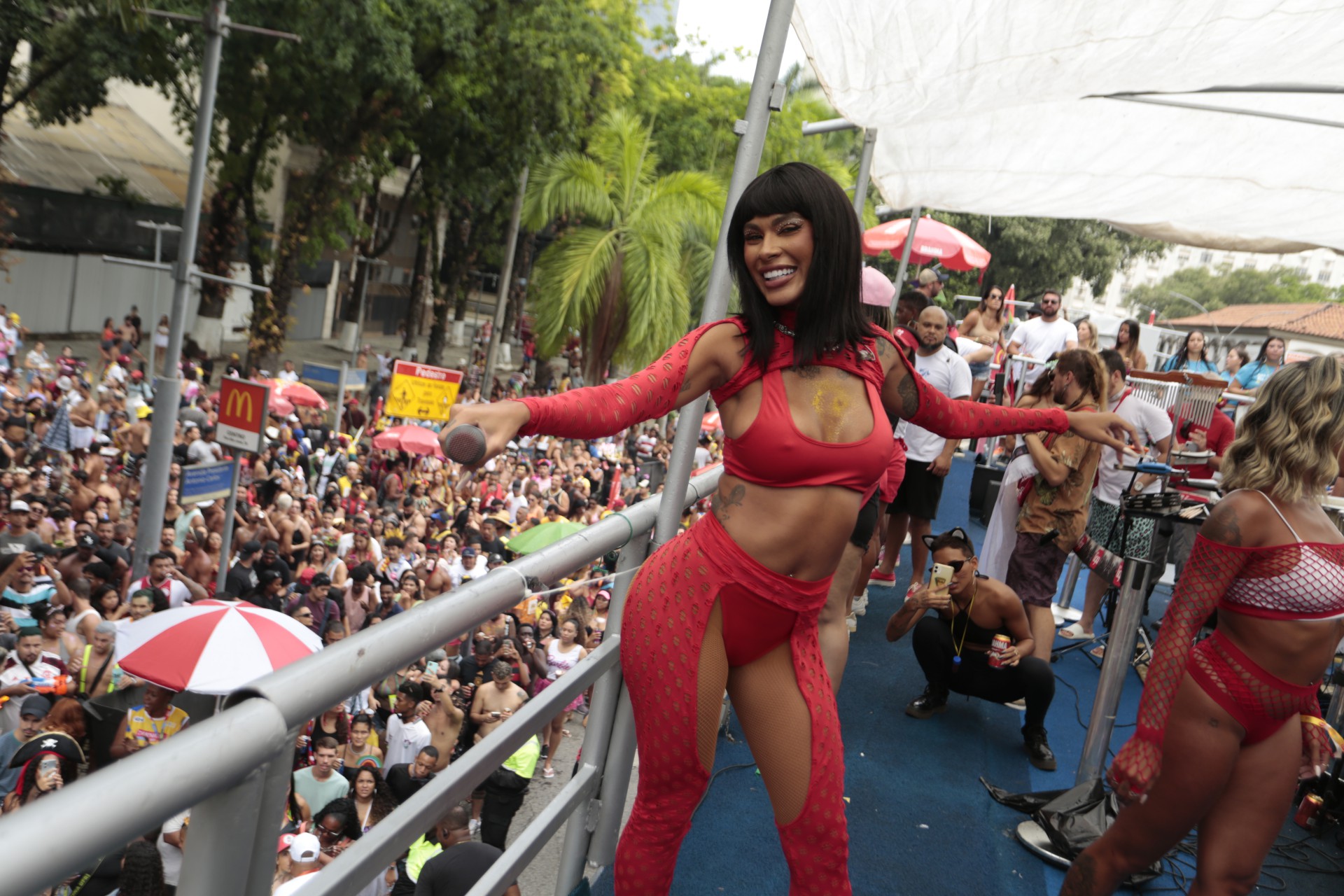 Pocah canta no bloco Carrossel de Emo&ccedil;&otilde;es - GABRIEL MONTEIRO