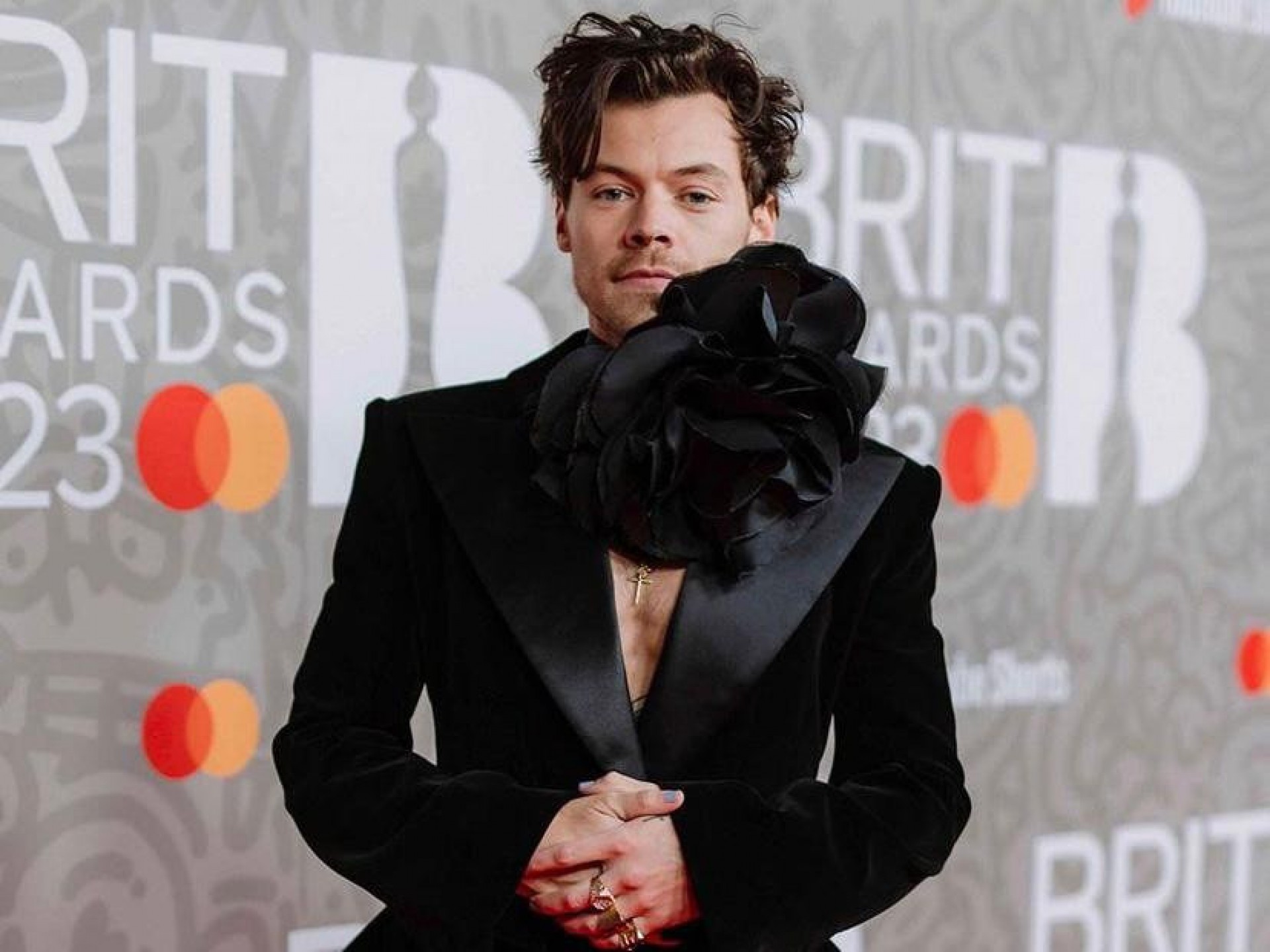 BRIT Awards muda regras de premiação após ver Harry Styles vencedor e R&B  sufocado - Billboard Brasil
