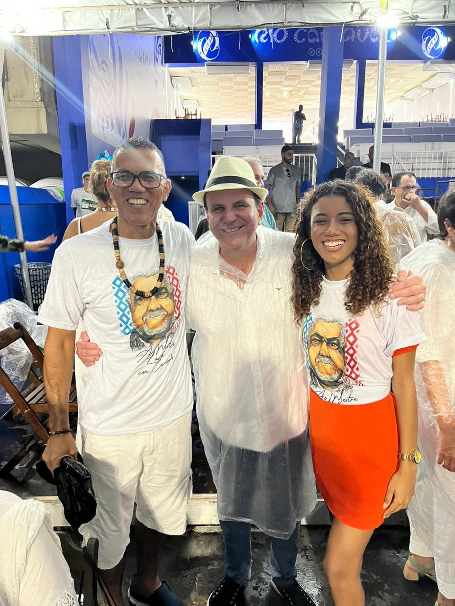 Eduardo Paes, prefeito do Rio e Ronnie Costa, presidente da Riotur, homenageiam Laíla - Divulgação