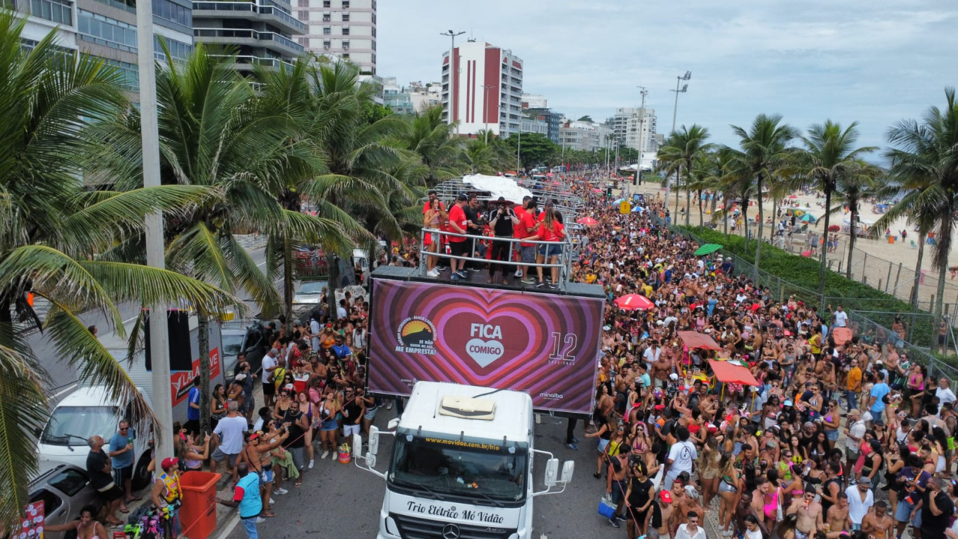 Um dos blocos mais tradicionais do Rio de Janeiro chamado Se n&atilde;o quiser me dar, me empresta! convidou os amigos do Fica Comigo para desfilar neste domingo (12) na orla de Ipanema e levar amor pela orla que tem o metro quadrado mais caro do Rio de Janeiro. - Fred Pontes / Divulga&ccedil;&atilde;o