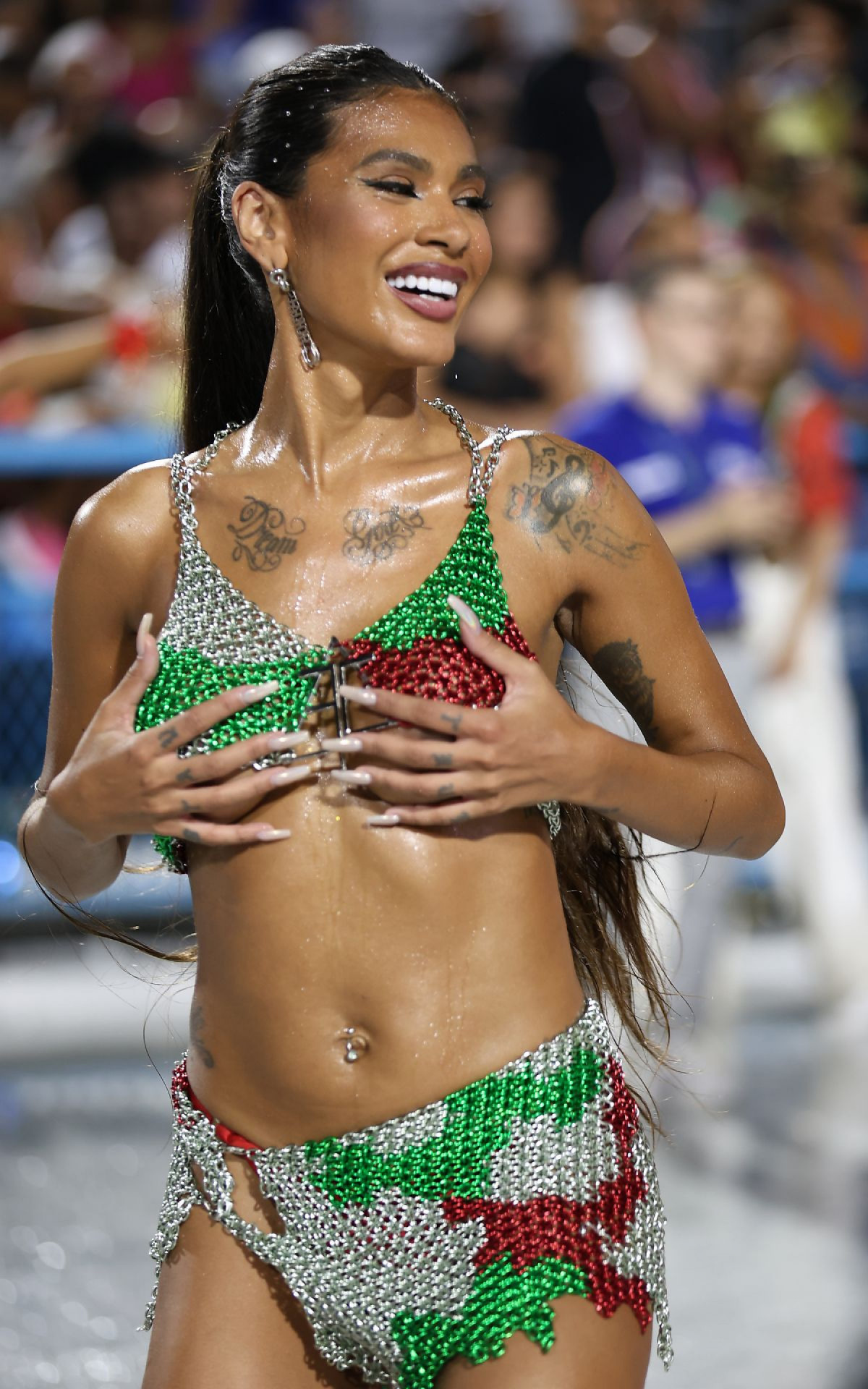 Pocah quase mostra demais durante ensaio t&eacute;cnico da Grande Rio