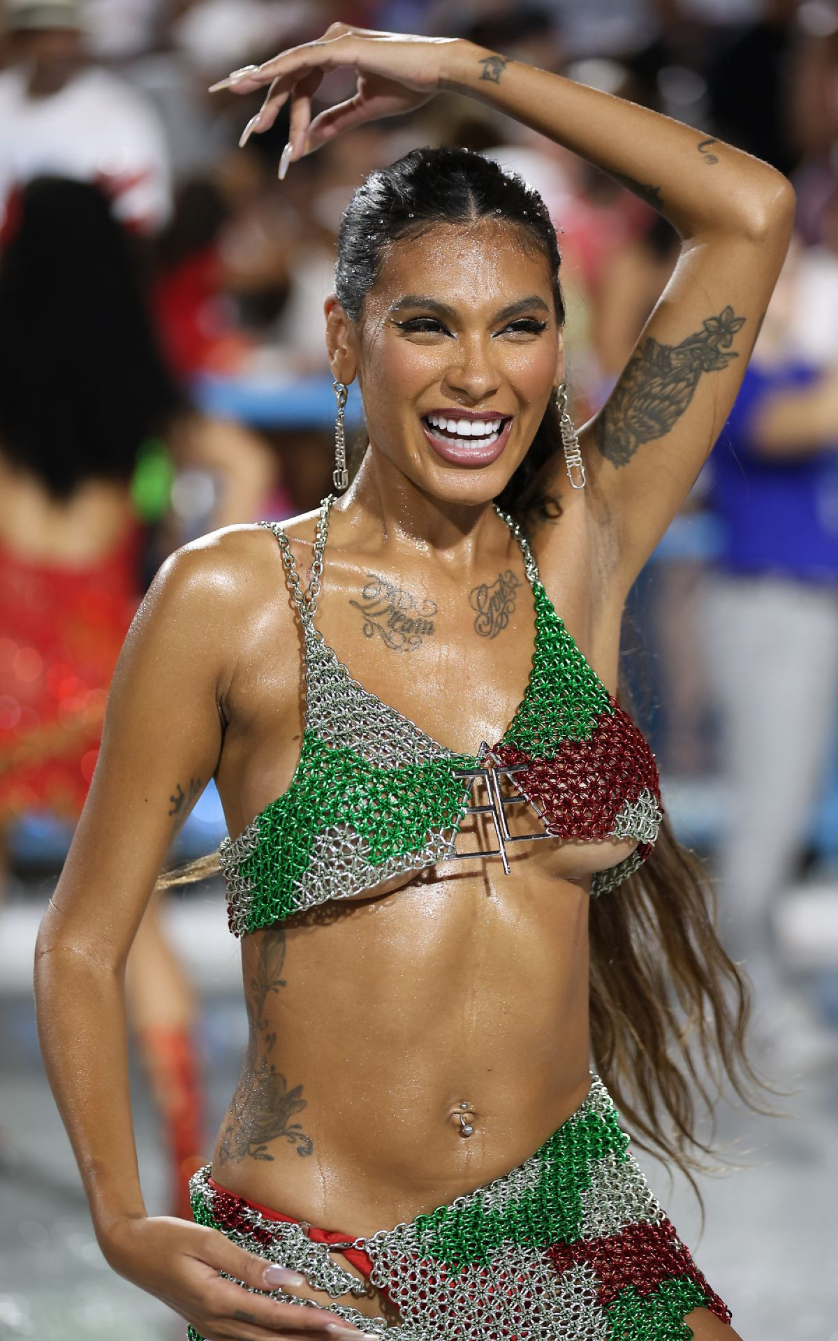 Pocah quase mostra demais durante ensaio t&eacute;cnico da Grande Rio