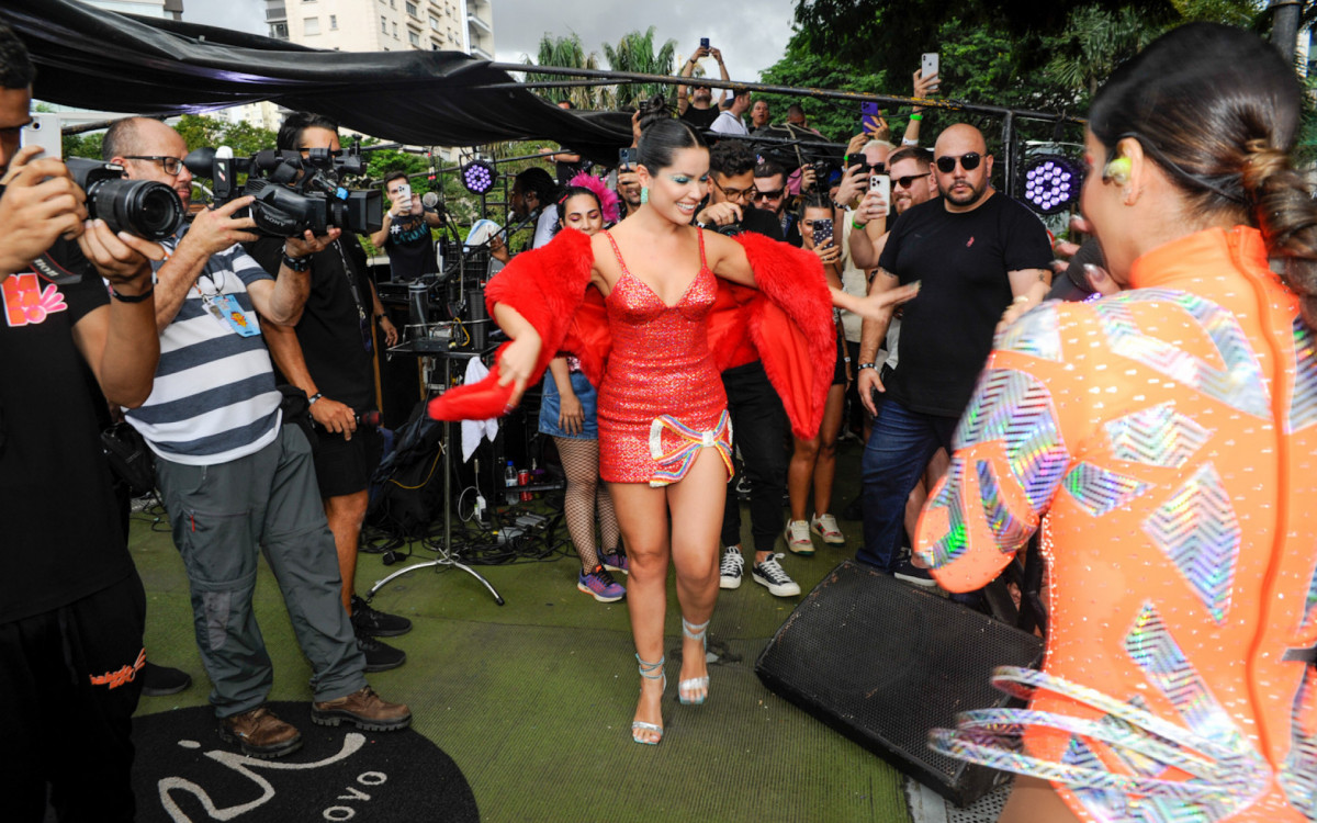 Juliette Freire anima os foli&otilde;es em S&atilde;o Paulo durante cortejo do bloco Ch&aacute; da Alice neste domingo