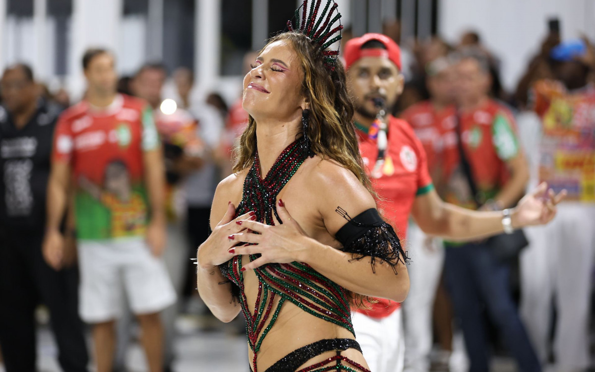 Paolla Oliveira &eacute; a rainha de bateria da Grande Rio e participou de ensaio t&eacute;cnico na Marqu&ecirc;s de Sapuca&iacute; na noite deste domingo