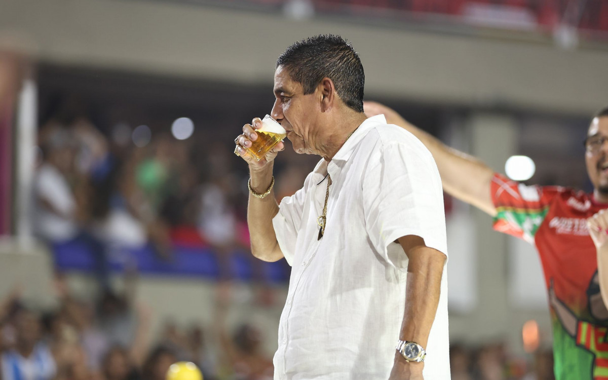Zeca Pagodinho no ensaio t&eacute;cnico da Grande Rio