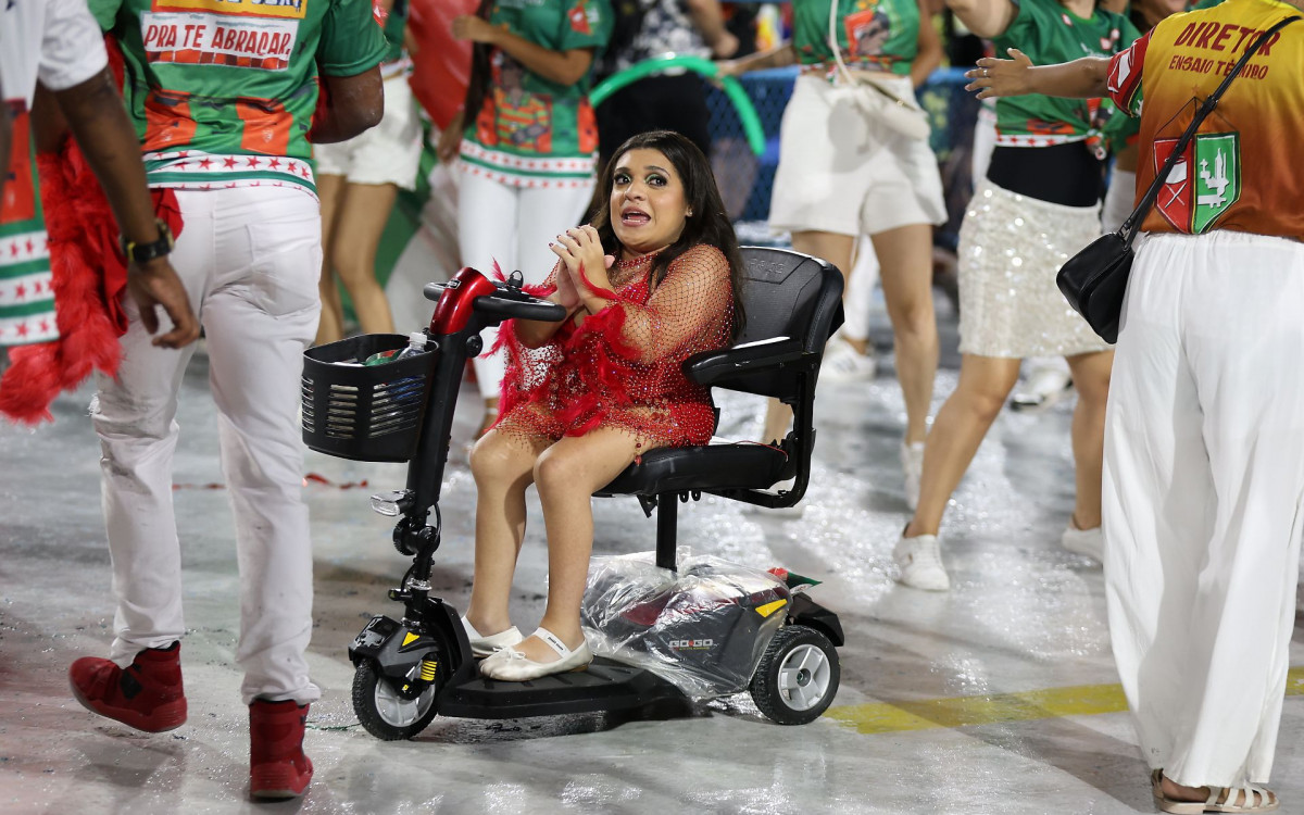 Influenciadora Pequena L&ocirc; no ensaio t&eacute;cnico da Grande Rio