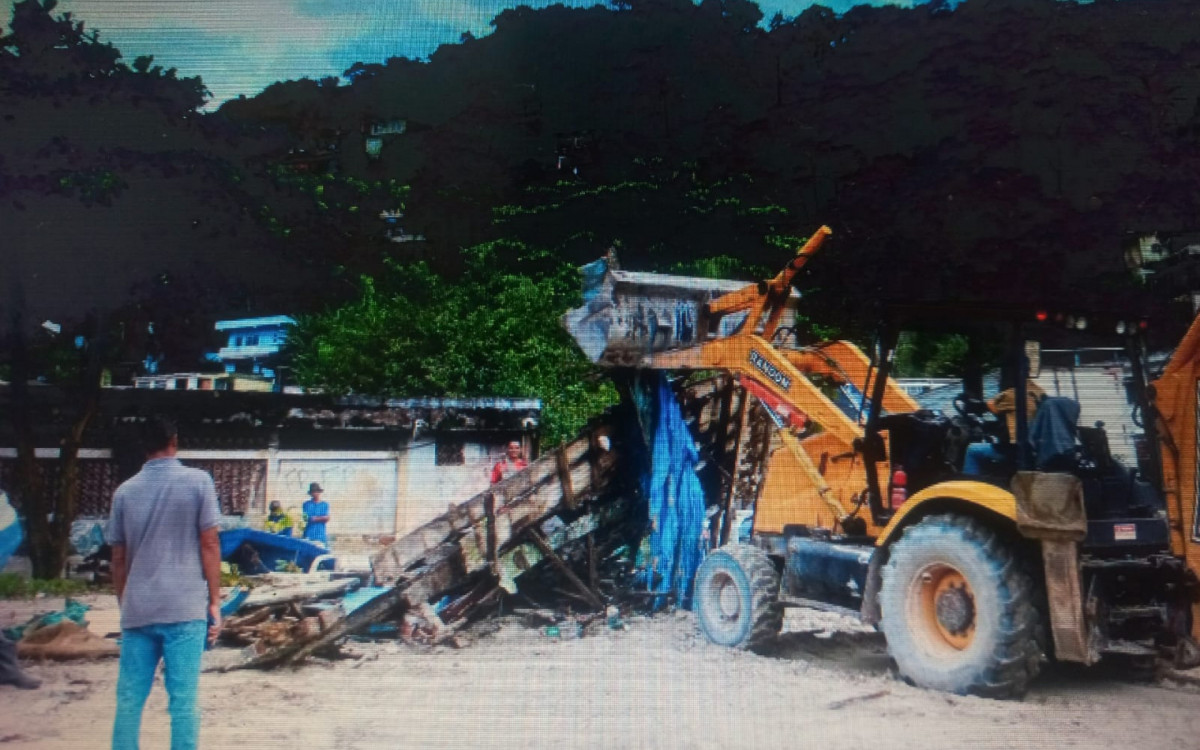 A&ccedil;&atilde;o do munic&iacute;pio remove embarca&ccedil;&otilde;es abandonadas da orla.