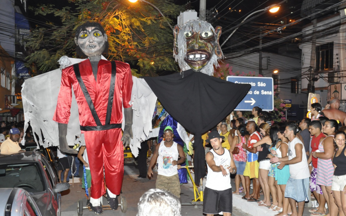 Bonecos confeccionados com materiais recicláveis.