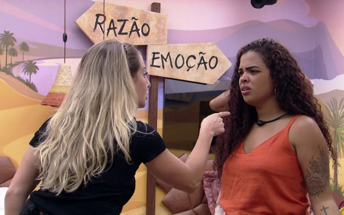Bruna coloca o dedo na cara de Paula e manda ela se acalmar - Reprodução