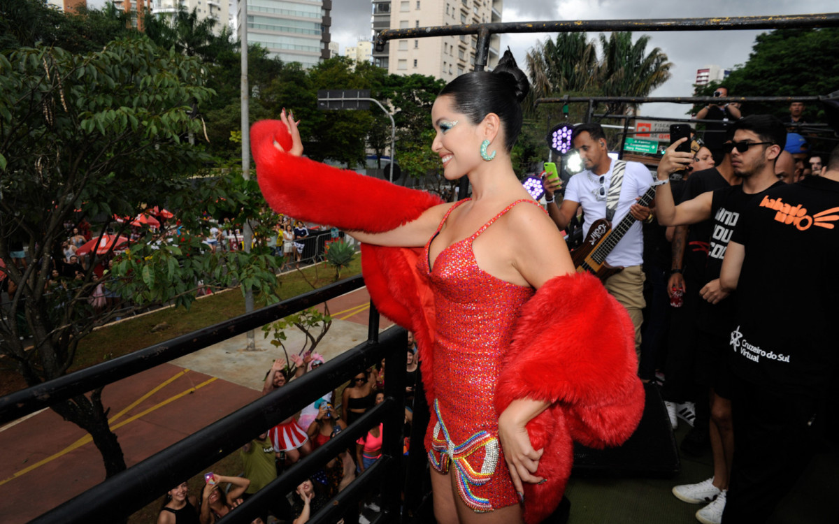 Juliette Freire anima os foli&otilde;es em S&atilde;o Paulo durante cortejo do bloco Ch&aacute; da Alice neste domingo