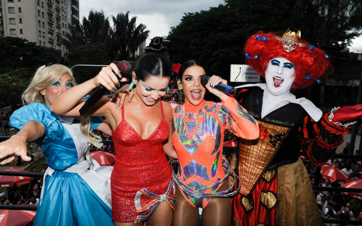 Juliette Freire anima os foli&otilde;es em S&atilde;o Paulo durante cortejo do bloco Ch&aacute; da Alice neste domingo