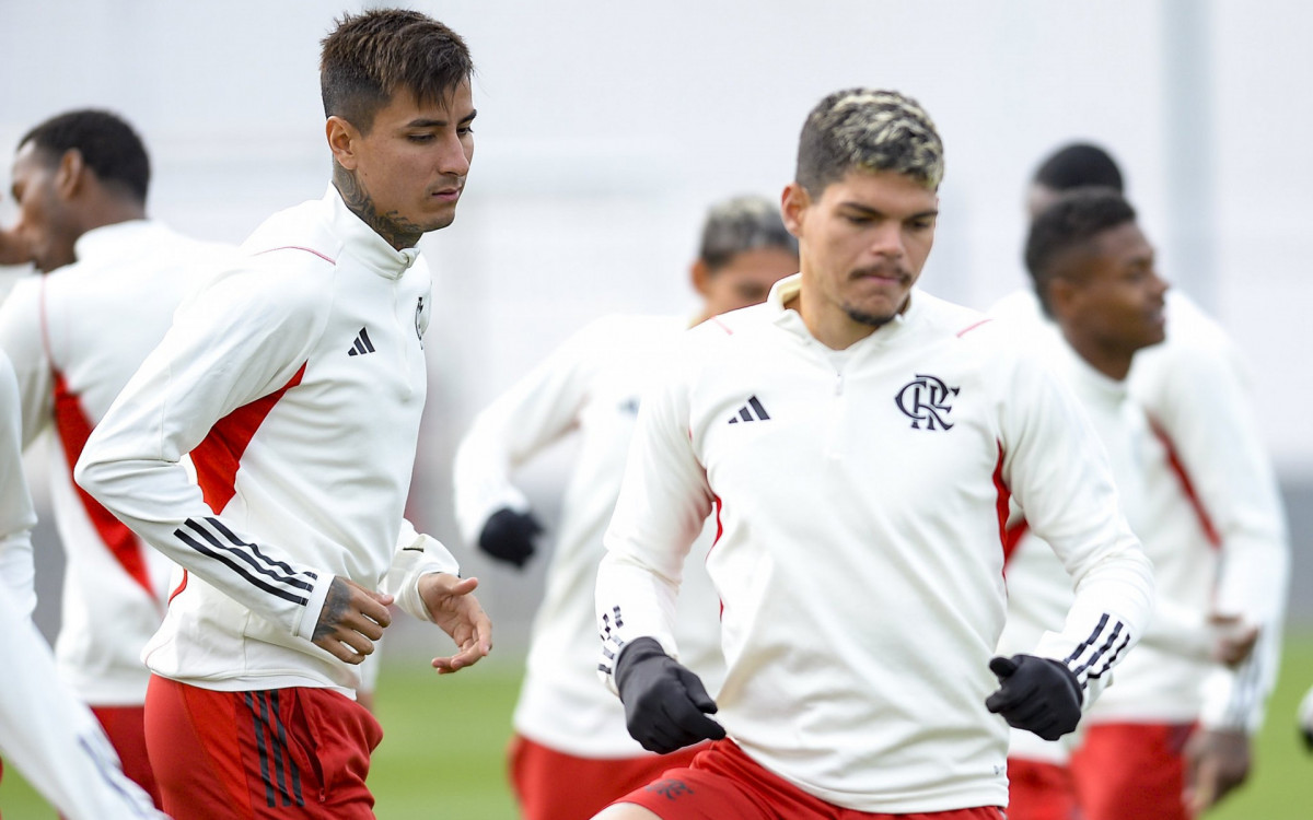 Pulgar (E) e Ayrton Lucas (D)