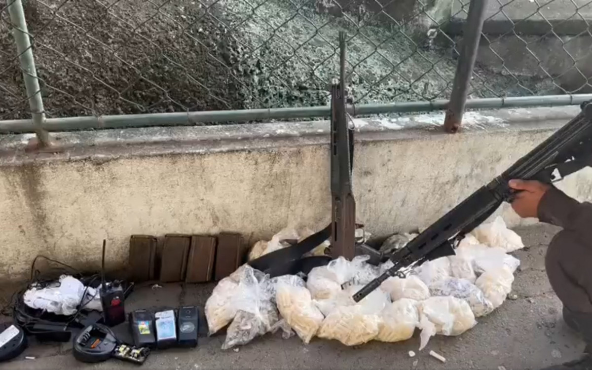 Durante a operaÃ§Ã£o do 16Âº BPM, um fuzil modelo G3, quatro carregadores, quatro rÃ¡dios comunicadores e drogas foram apreendidos - DivulgaÃ§Ã£o / PMERJ