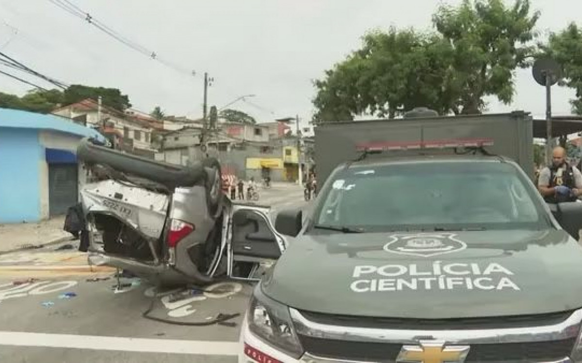 Carro destruído na Avenida Guarapiranga, no Parque São Luis, Zona Sul de São Paulo - Reprodução/TV Globo