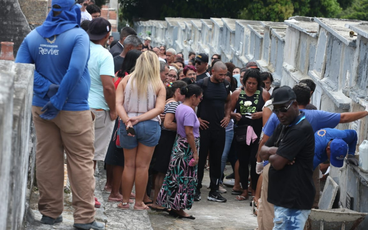 Parentes e amigos no sepultamento de Isabel Cristina de Souza Borges, última vítima encontrada do naufrágio do dia 5 de fevereiro - Cleber Mendes / Agência O Dia