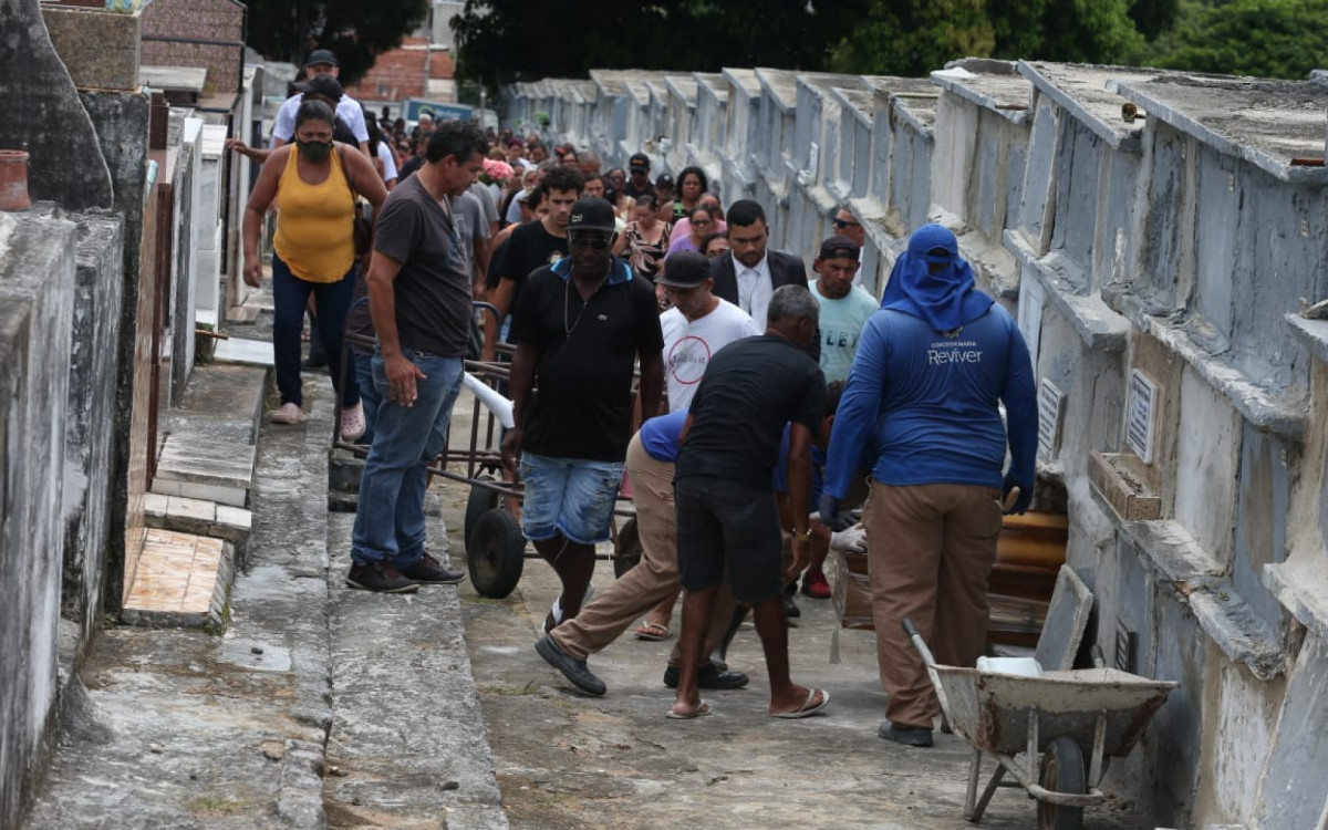 Isabel Cristina de Souza Borges, última vítima encontrada do naufrágio do dia 5 de fevereiro, foi sepultada no Cemitério da Cacuia, na Ilha do Governador - Cleber Mendes / Agência O Dia