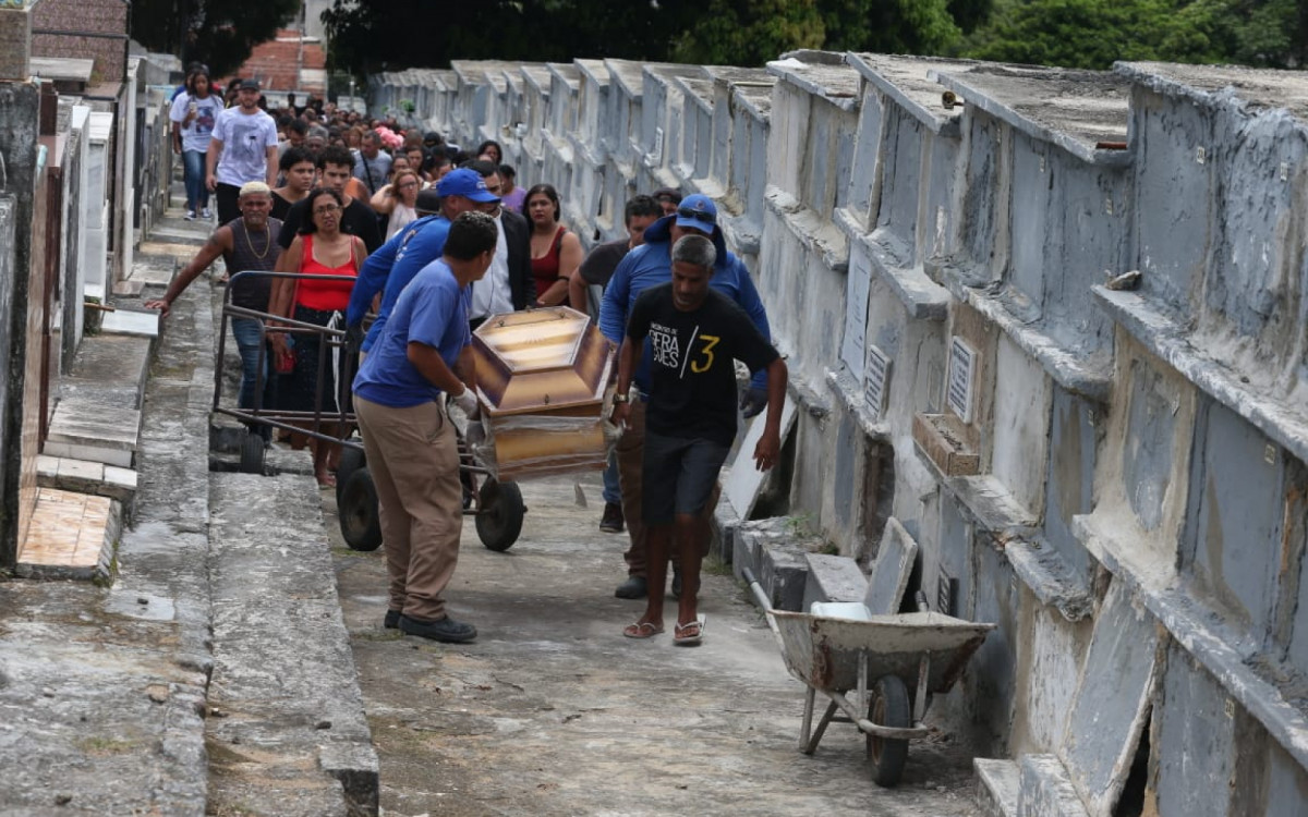 Caixão com o corpo de Isabel Cristina de Souza Borges, última vítima encontrada do naufrágio do dia 5 de fevereiro, é levado pelo Cemitério da Cacuia, na Ilha do Governador - Cleber Mendes / Agência O Dia