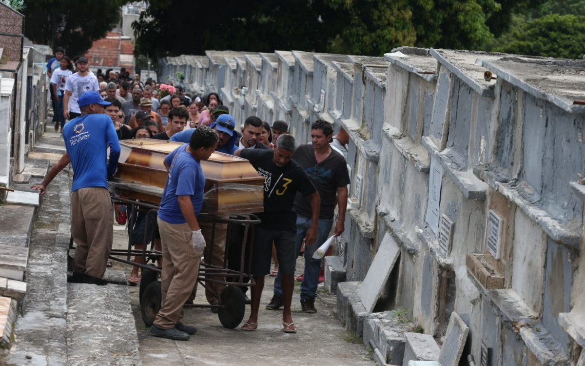 Isabel Cristina de Souza Borges, última vítima encontrada do naufrágio do dia 5 de fevereiro, foi sepultada no Cemitério da Cacuia, na Ilha do Governador - Cleber Mendes / Agência O Dia