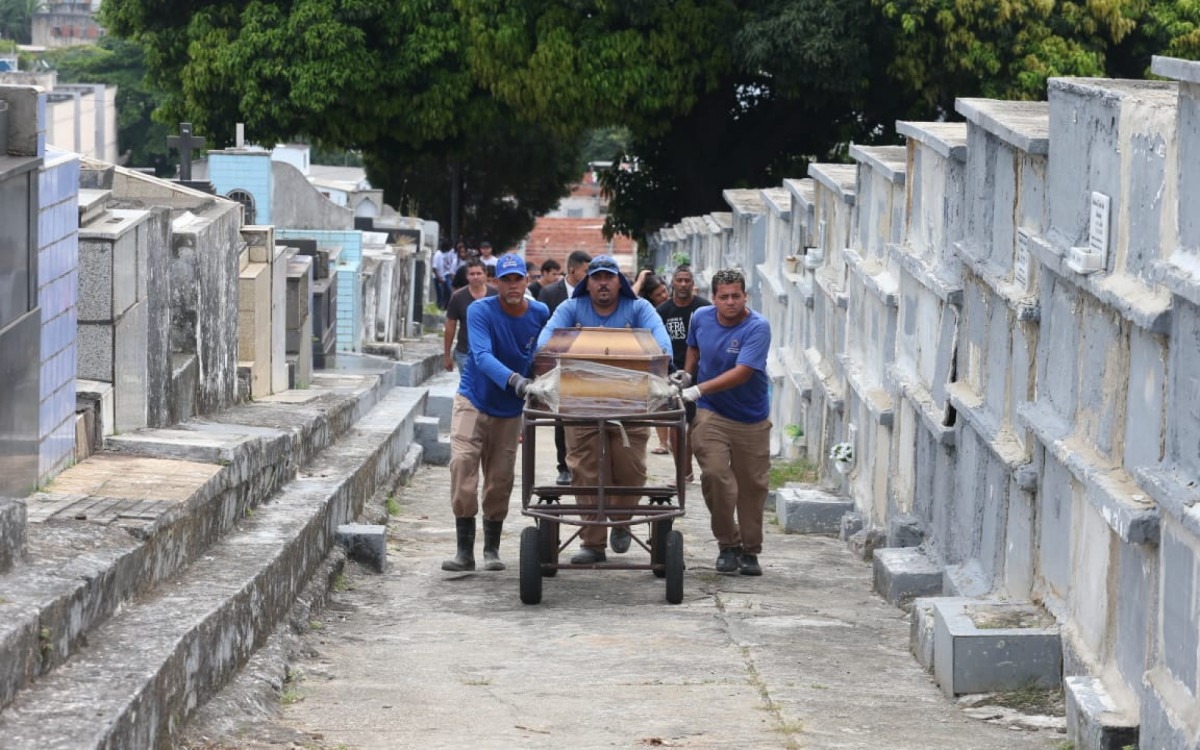 Caixão com o corpo de Isabel Cristina de Souza Borges, última vítima encontrada do naufrágio do dia 5 de fevereiro, é levado pelo Cemitério da Cacuia, na Ilha do Governador - Cleber Mendes / Agência O Dia