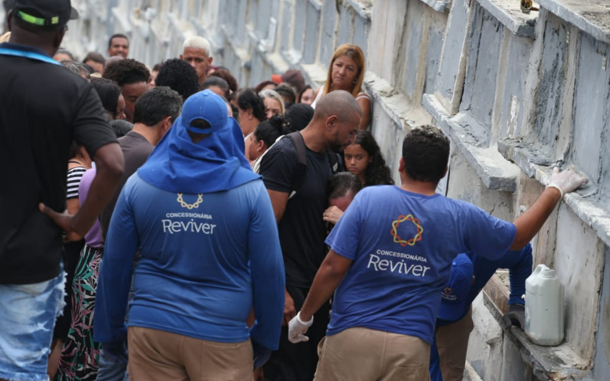 Isabel Cristina de Souza Borges, última vítima encontrada do naufrágio do dia 5 de fevereiro, foi sepultada no Cemitério da Cacuia, na Ilha do Governador - Cleber Mendes / Agência O Dia