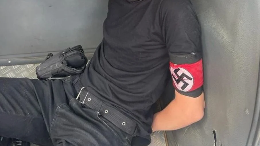 Vídeo: adolescente com suástica no braço atira bombas contra escola em SP