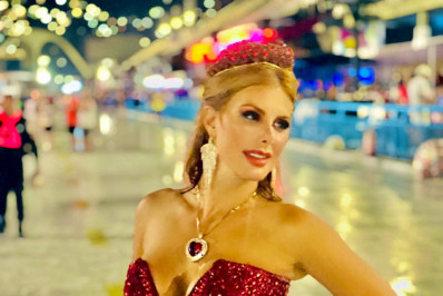 Após perrengue, Deborah Albuquerque estreia pela Grande Rio na Sapucaí