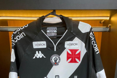 Camisas do Vasco vão a leilão por vítimas da chuva em comunidade do Rio