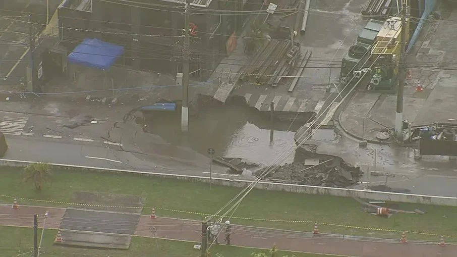 SP: avenida é interditada após abertura de cratera gigante