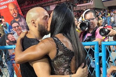 Belo e Gracyanne Barbosa surgem aos beijos na Sapucaí