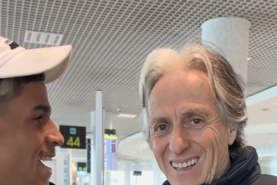 Vídeo: Luva de Pedreiro encontra com Jorge Jesus e pergunta sobre possível volta ao Flamengo