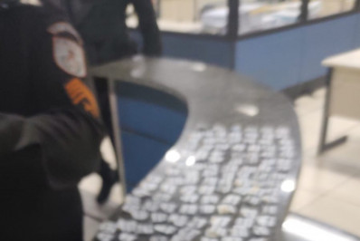 PM prende suspeito por tráfico de drogas no Centro do Rio 