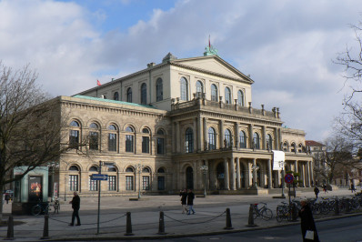 Diretor de balé na Alemanha ataca jornalista com fezes de cachorro