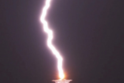 Raio divino: fotógrafo registra momento exato de um raio atingindo o Cristo Redentor
