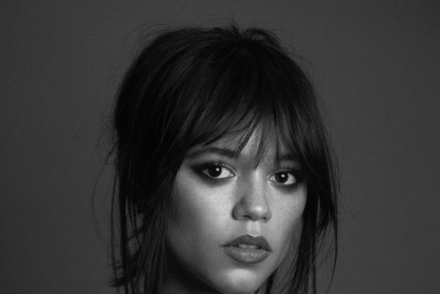 Jenna Ortega comenta bastidores de 'Wandinha': 'chorava histericamente'