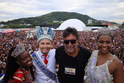 Banda do Ingá reúne cerca de 15 mil pessoas no Caminho Niemeyer