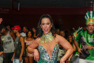 Poxa, que coxa! Ex-BBB Larissa Tomásia exibe pernões em ensaio de rua