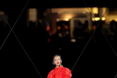 Rihanna se apresenta no Super Bowl e público reage nas redes sociais